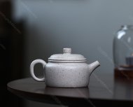 碧螺壺中香撲面，綠茶盞內(nèi)味如春。