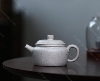碧螺壺中香撲面，綠茶盞內味如春。